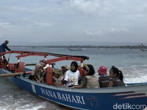 Rifa dan Firman Curi Start Liburan Akhir Tahun ke Pangandaran