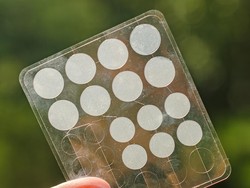 Efektif atau Cuma Tren? Kontroversi Acne Patch untuk Hilangkan Jerawat Efektif atau Cuma Tren? Kontroversi Acne Patch untuk Hilangkan Jerawat