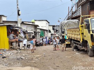 Bocah-bocah Main dan Ortu Jemur Kasur Saat Rob di Jakut Mulai Surut