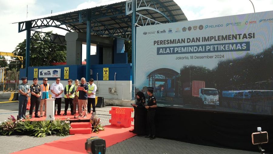 Bea Cukai Kementerian Keuangan secara resmi memulai pemberlakuan alat pemindai peti kemas barang impor dan ekspor di Pelabuhan Tanjung Priok Jakarta. Peresmian tersebut dilaksanakan di Tempat Penimbunan Sementara TPK Koja, pada Rabu (18/12/2024).