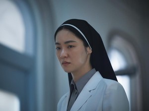 Foto-foto Jeon Yeo Been Jadi Suster Bestie Song Hye Kyo