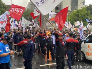 Massa Buruh Tuntut Penetapan UMSK Jateng, Ancam Gugat ke PTUN