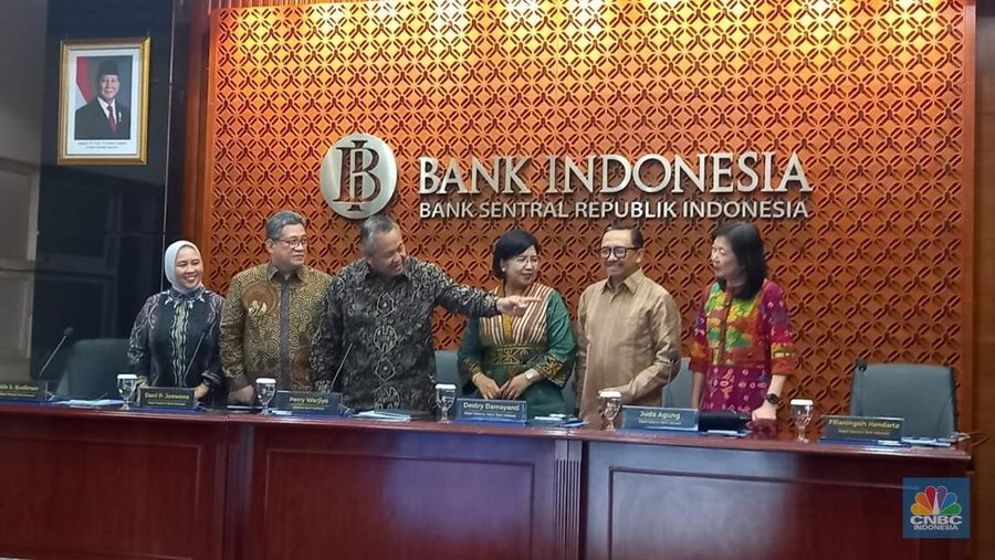 Dewan Gubernur Bank Indonesia dalam Pengumuman Hasil Rapat Dewan Gubernur Bulanan Bulan Desember 2024. (CNBC Indonesia/Arrijal Rachman)