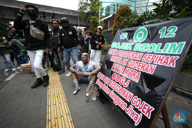 Driver ojek online (ojol) melakukan aksi demonstrasi di kantor pusat Gojek, Jakarta, pada Rabu (18/12/2024). (CNBC Indonesia/Tri Susilo)