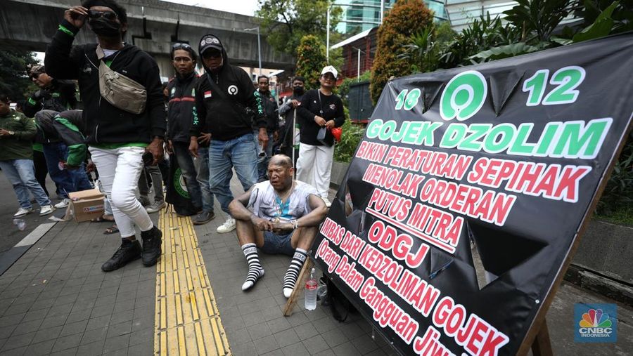 Driver ojek online (ojol) melakukan aksi demonstrasi di kantor pusat Gojek, Jakarta, pada Rabu (18/12/2024). (CNBC Indonesia/Tri Susilo)