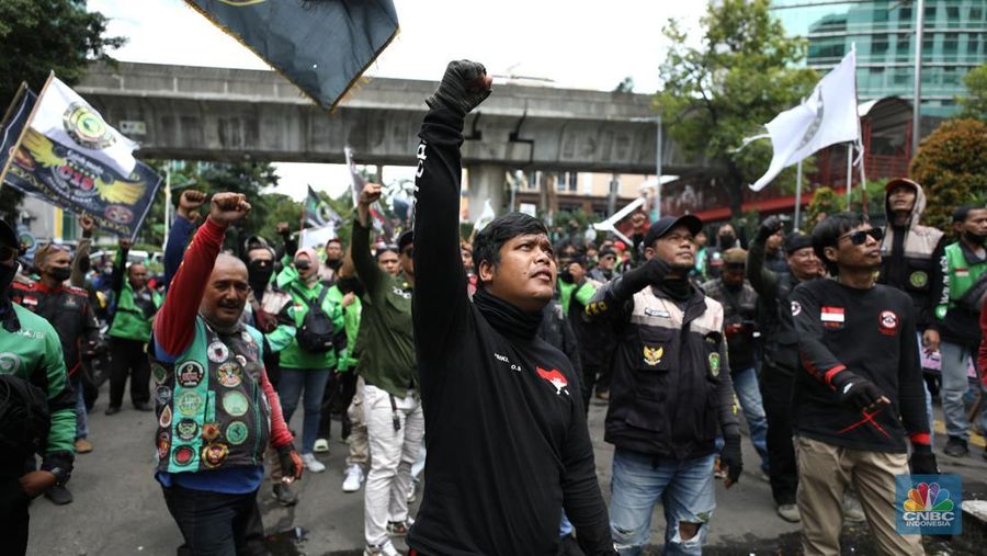Driver ojek online (ojol) melakukan aksi demonstrasi di kantor pusat Gojek, Jakarta, pada Rabu (18/12/2024). (CNBC Indonesia/Tri Susilo)