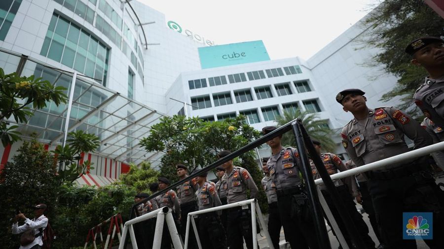 Driver ojek online (ojol) melakukan aksi demonstrasi di kantor pusat Gojek, Jakarta, pada Rabu (18/12/2024). (CNBC Indonesia/Tri Susilo)