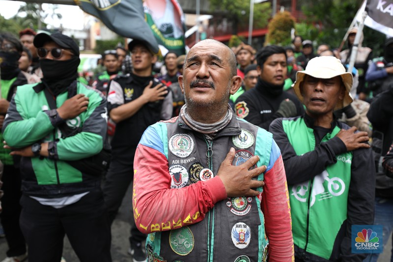 Driver ojek online (ojol) melakukan aksi demonstrasi di kantor pusat Gojek, Jakarta, pada Rabu (18/12/2024). (CNBC Indonesia/Tri Susilo)
