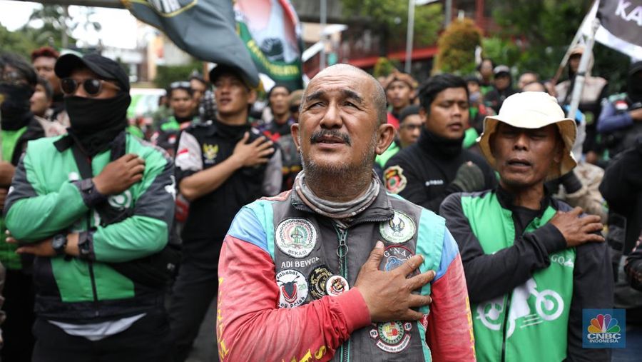 Driver ojek online (ojol) melakukan aksi demonstrasi di kantor pusat Gojek, Jakarta, pada Rabu (18/12/2024). (CNBC Indonesia/Tri Susilo)