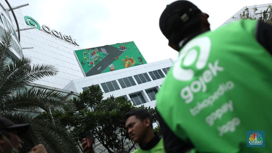 Driver ojek online (ojol) melakukan aksi demonstrasi di kantor pusat Gojek, Jakarta, pada Rabu (18/12/2024). (CNBC Indonesia/Tri Susilo)