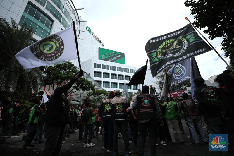 Driver ojek online (ojol) melakukan aksi demonstrasi di kantor pusat Gojek, Jakarta, pada Rabu (18/12/2024). (CNBC Indonesia/Tri Susilo)