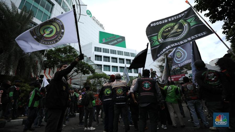 Driver ojek online (ojol) melakukan aksi demonstrasi di kantor pusat Gojek, Jakarta, pada Rabu (18/12/2024). (CNBC Indonesia/Tri Susilo)