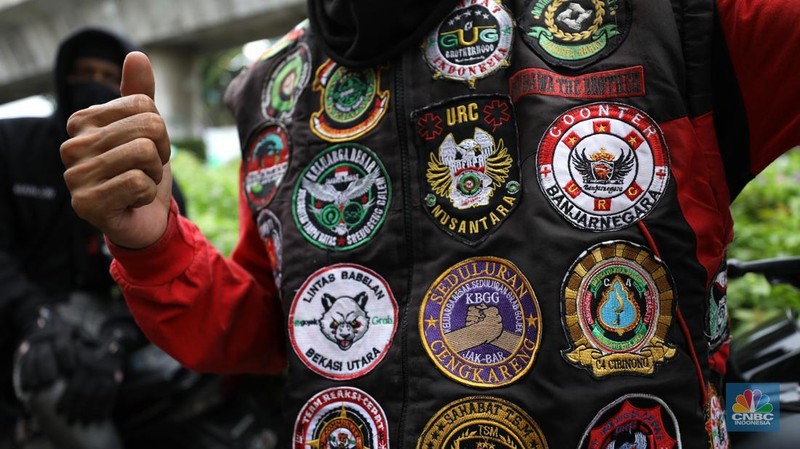 Driver ojek online (ojol) melakukan aksi demonstrasi di kantor pusat Gojek, Jakarta, pada Rabu (18/12/2024). (CNBC Indonesia/Tri Susilo)