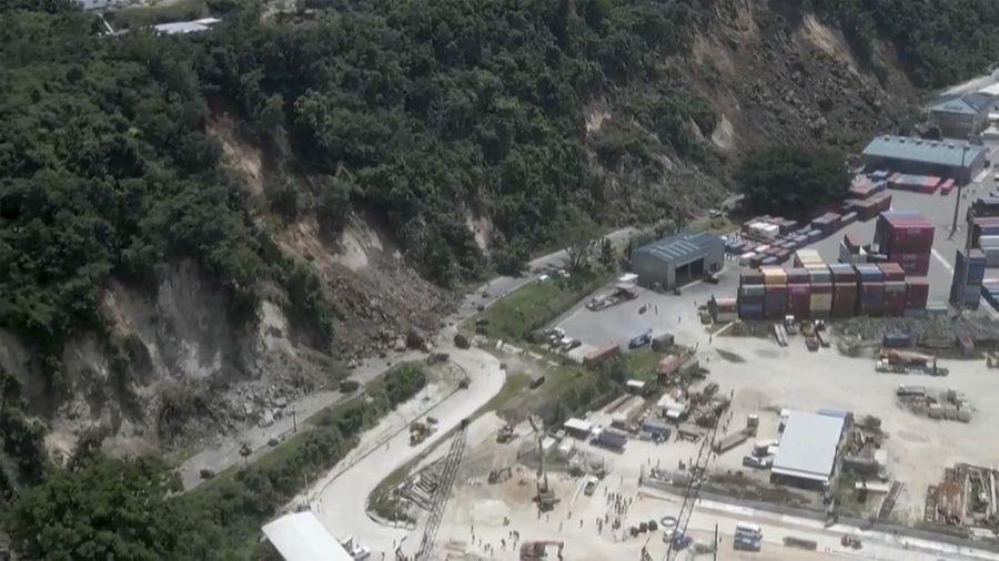 Orang-orang keluar dari rumah saat gempa dahsyat dengan magnitudo 7,3 melanda lepas pantai negara kepulauan Pasifik Vanuatu, Selasa (17/12/2024). (Tangkapan Layar Video Reuters/VANUATU BROADCASTING AND TELEVISION CORPORATION)