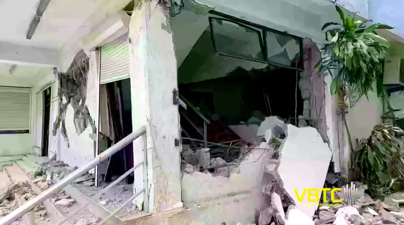 Orang-orang keluar dari rumah saat gempa dahsyat dengan magnitudo 7,3 melanda lepas pantai negara kepulauan Pasifik Vanuatu, Selasa (17/12/2024). (Tangkapan Layar Video Reuters/VANUATU BROADCASTING AND TELEVISION CORPORATION)