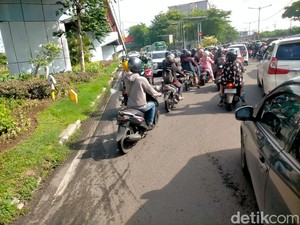 Kawasan RSI hingga Ngagel Padat Merayap Dampak Pengaspalan di Jagir