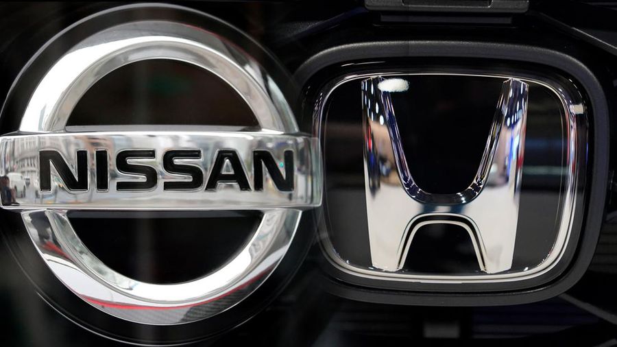 Kolase logo mobil Nisan dan Honda. (AP Photo)