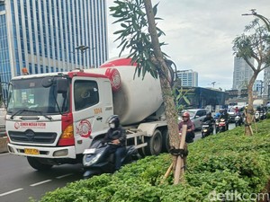 Truk Molen Mogok, Lalin Gatsu Arah Kuningan Macet Parah