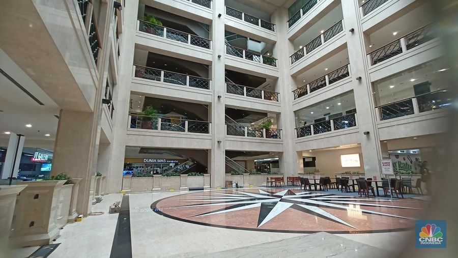 Mall Ratu Plaza, mal legendaris di Senayan yang dulu ramai, kini sepi, Selasa (17/12/2024) siang. (CNBC Indonesia/Ferry Sandi)