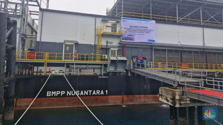 Menteri ESDM Bahlil Lahadalia mengunjungi Pembangkit Terapung Barge Mounted Power Plant (BMPP) Nusantara I Kota Ambon, Provinsi Maluku pada Rabu (18/12/2024). (CNBC Indonesia/Verda Nano Setiawan)