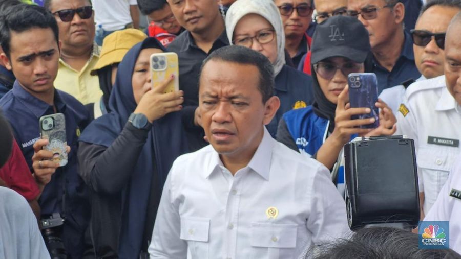 Menteri ESDM, Bahlil Lahadalia nampak mengendarai sebuah motor roda tiga pengangkutan BBM untuk Nelayan di Stastiun Pengisian Bahan Bakar Umum Nelayan (SPBUN) 88.791.01, Tantui Kota Ambon, Rabu (18/12/2024). (²©²ÊÍøÕ¾/Verda Nano Setiawan)
