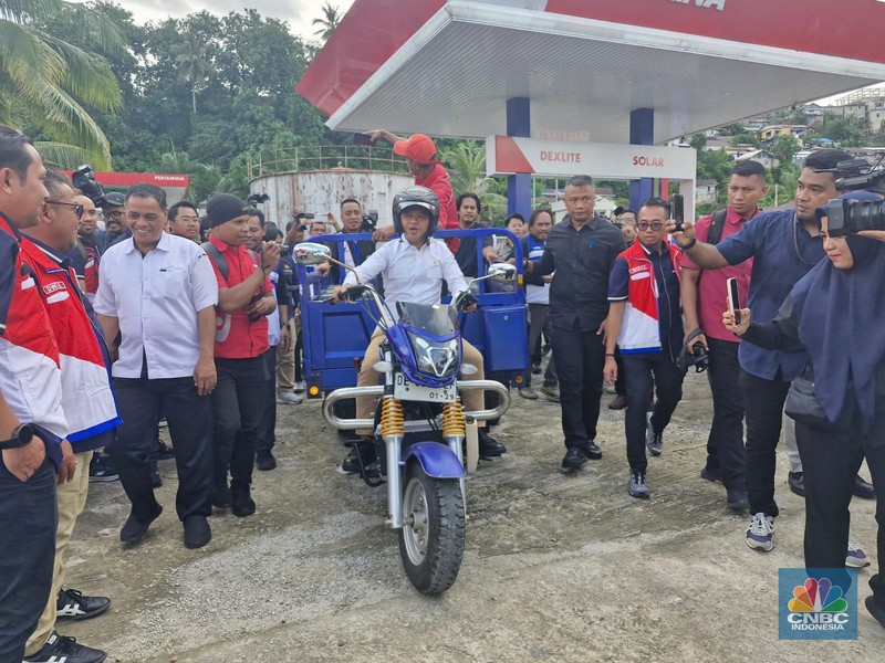 Menteri ESDM, Bahlil Lahadalia nampak mengendarai sebuah motor roda tiga pengangkutan BBM untuk Nelayan di Stastiun Pengisian Bahan Bakar Umum Nelayan (SPBUN) 88.791.01, Tantui Kota Ambon, Rabu (18/12/2024). Menteri ESDM, Bahlil Lahadalia nampak mengendarai sebuah motor roda tiga pengangkutan BBM untuk Nelayan di Stastiun Pengisian Bahan Bakar Umum Nelayan (SPBUN) 88.791.01, Tantui Kota Ambon, Rabu (18/12/2024). (CNBC Indonesia/Verda Nano Setiawan)