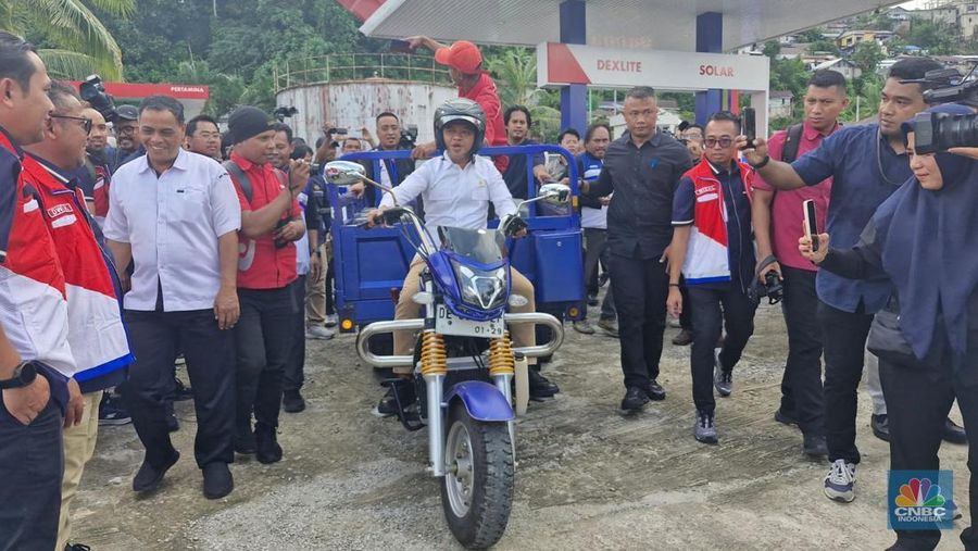 Menteri ESDM, Bahlil Lahadalia nampak mengendarai sebuah motor roda tiga pengangkutan BBM untuk Nelayan di Stastiun Pengisian Bahan Bakar Umum Nelayan (SPBUN) 88.791.01, Tantui Kota Ambon, Rabu (18/12/2024). (CNBC Indonesia/Verda Nano Setiawan)