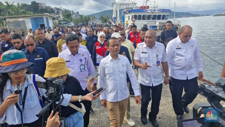 Menteri ESDM, Bahlil Lahadalia nampak mengendarai sebuah motor roda tiga pengangkutan BBM untuk Nelayan di Stastiun Pengisian Bahan Bakar Umum Nelayan (SPBUN) 88.791.01, Tantui Kota Ambon, Rabu (18/12/2024). (CNBC Indonesia/Verda Nano Setiawan)