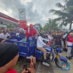 Penampakan Bahlil Jadi Supir Motor Roda 3 Angkut BBM Buat Nelayan