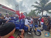 Penampakan Bahlil Jadi Supir Motor Roda 3 Angkut BBM Buat Nelayan