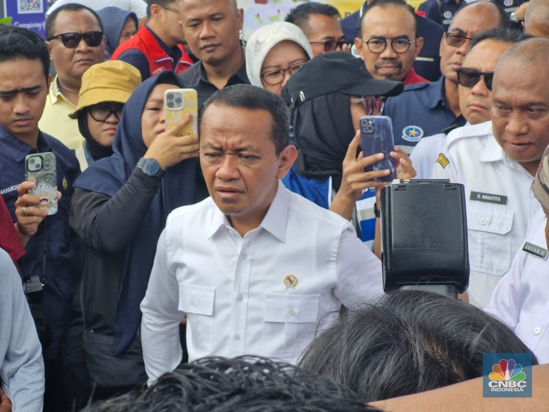 Menteri ESDM, Bahlil Lahadalia nampak mengendarai sebuah motor roda tiga pengangkutan BBM untuk Nelayan di Stastiun Pengisian Bahan Bakar Umum Nelayan (SPBUN) 88.791.01, Tantui Kota Ambon, Rabu (18/12/2024). Menteri ESDM, Bahlil Lahadalia nampak mengendarai sebuah motor roda tiga pengangkutan BBM untuk Nelayan di Stastiun Pengisian Bahan Bakar Umum Nelayan (SPBUN) 88.791.01, Tantui Kota Ambon, Rabu (18/12/2024). (CNBC Indonesia/Verda Nano Setiawan)