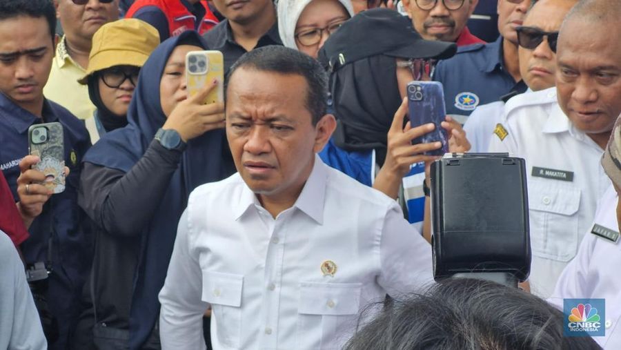 Menteri ESDM, Bahlil Lahadalia nampak mengendarai sebuah motor roda tiga pengangkutan BBM untuk Nelayan di Stastiun Pengisian Bahan Bakar Umum Nelayan (SPBUN) 88.791.01, Tantui Kota Ambon, Rabu (18/12/2024). (վ/Verda Nano Setiawan)