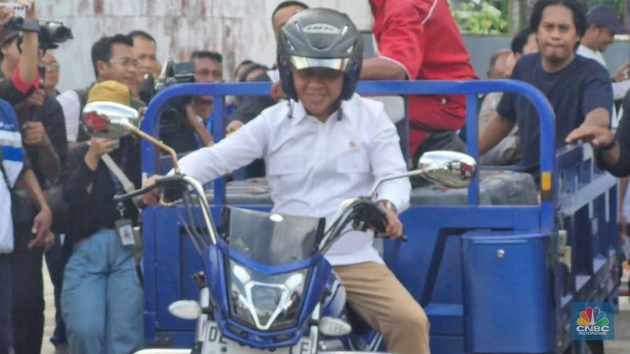 Menteri ESDM, Bahlil Lahadalia nampak mengendarai sebuah motor roda tiga pengangkutan BBM untuk Nelayan di Stastiun Pengisian Bahan Bakar Umum Nelayan (SPBUN) 88.791.01, Tantui Kota Ambon, Rabu (18/12/2024). (CNBC Indonesia/Verda Nano Setiawan)