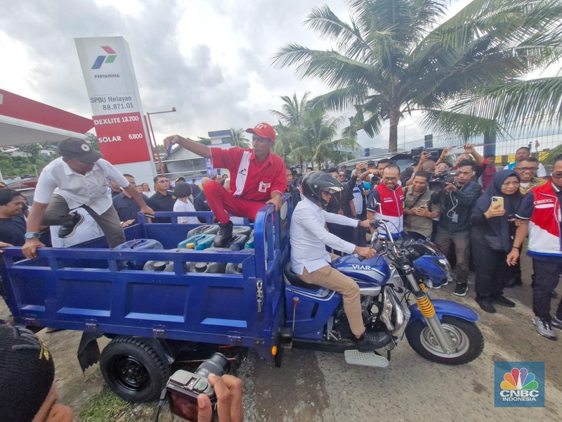 Menteri ESDM, Bahlil Lahadalia nampak mengendarai sebuah motor roda tiga pengangkutan BBM untuk Nelayan di Stastiun Pengisian Bahan Bakar Umum Nelayan (SPBUN) 88.791.01, Tantui Kota Ambon, Rabu (18/12/2024). Menteri ESDM, Bahlil Lahadalia nampak mengendarai sebuah motor roda tiga pengangkutan BBM untuk Nelayan di Stastiun Pengisian Bahan Bakar Umum Nelayan (SPBUN) 88.791.01, Tantui Kota Ambon, Rabu (18/12/2024). (CNBC Indonesia/Verda Nano Setiawan)
