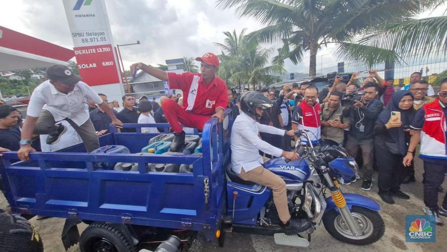 Menteri ESDM, Bahlil Lahadalia nampak mengendarai sebuah motor roda tiga pengangkutan BBM untuk Nelayan di Stastiun Pengisian Bahan Bakar Umum Nelayan (SPBUN) 88.791.01, Tantui Kota Ambon, Rabu (18/12/2024). (CNBC Indonesia/Verda Nano Setiawan)