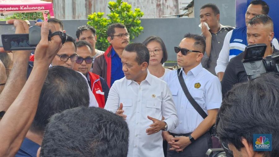 Menteri ESDM, Bahlil Lahadalia nampak mengendarai sebuah motor roda tiga pengangkutan BBM untuk Nelayan di Stastiun Pengisian Bahan Bakar Umum Nelayan (SPBUN) 88.791.01, Tantui Kota Ambon, Rabu (18/12/2024). (CNBC Indonesia/Verda Nano Setiawan)