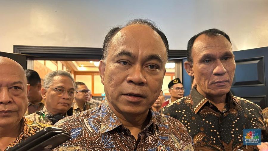 Menteri Koperasi (Menkop), Budi Arie Setiadi saat ditemui usai Pembukaan Rapat Tahunan Koperasi Unit Desa (KUD) di Jakarta, Rabu (18/12/2024). (CNBC Indonesia/Martyasari Rizky)