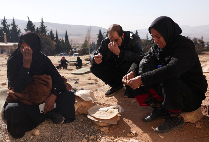 Orang-orang bereaksi saat tim penyelamat mencari anggota keluarga mereka yang ditahan di penjara Sednaya, yang dikenal sebagai rumah jagal di bawah kekuasaan Bashar al-Assad di Suriah, setelah al-Assad digulingkan, di Sednaya, Suriah, 17 Desember 2024. (REUTERS/Amr Alfiky)