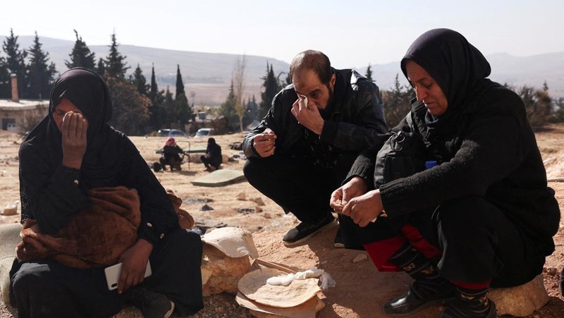 Orang-orang bereaksi saat tim penyelamat mencari anggota keluarga mereka yang ditahan di penjara Sednaya, yang dikenal sebagai rumah jagal di bawah kekuasaan Bashar al-Assad di Suriah, setelah al-Assad digulingkan, di Sednaya, Suriah, 17 Desember 2024. (REUTERS/Amr Alfiky)