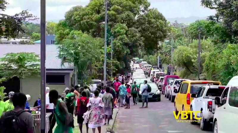 Orang-orang keluar dari rumah saat gempa dahsyat dengan magnitudo 7,3 melanda lepas pantai negara kepulauan Pasifik Vanuatu, Selasa (17/12/2024). (Tangkapan Layar Video Reuters/VANUATU BROADCASTING AND TELEVISION CORPORATION)