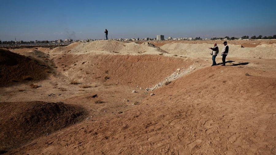 Orang-orang bereaksi saat tim penyelamat mencari anggota keluarga mereka yang ditahan di penjara Sednaya, yang dikenal sebagai rumah jagal di bawah kekuasaan Bashar al-Assad di Suriah, setelah al-Assad digulingkan, di Sednaya, Suriah, 17 Desember 2024. (REUTERS/Amr Alfiky)