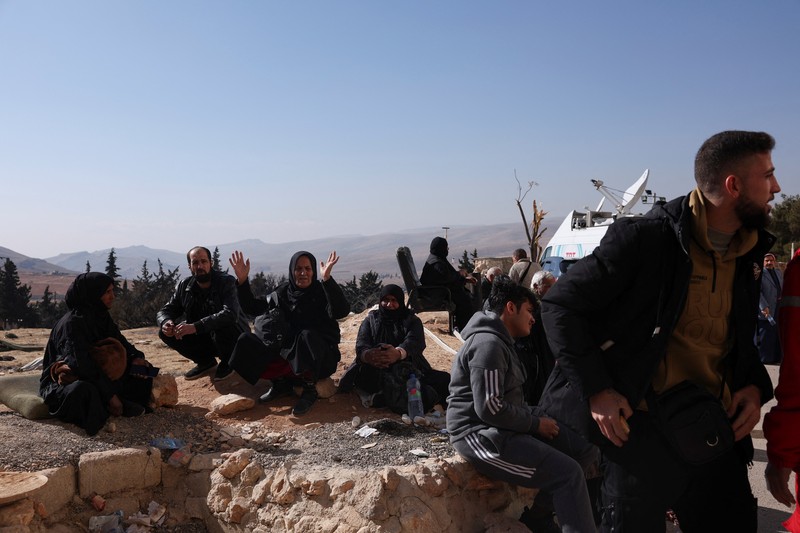 Orang-orang bereaksi saat tim penyelamat mencari anggota keluarga mereka yang ditahan di penjara Sednaya, yang dikenal sebagai rumah jagal di bawah kekuasaan Bashar al-Assad di Suriah, setelah al-Assad digulingkan, di Sednaya, Suriah, 17 Desember 2024. (REUTERS/Amr Alfiky)