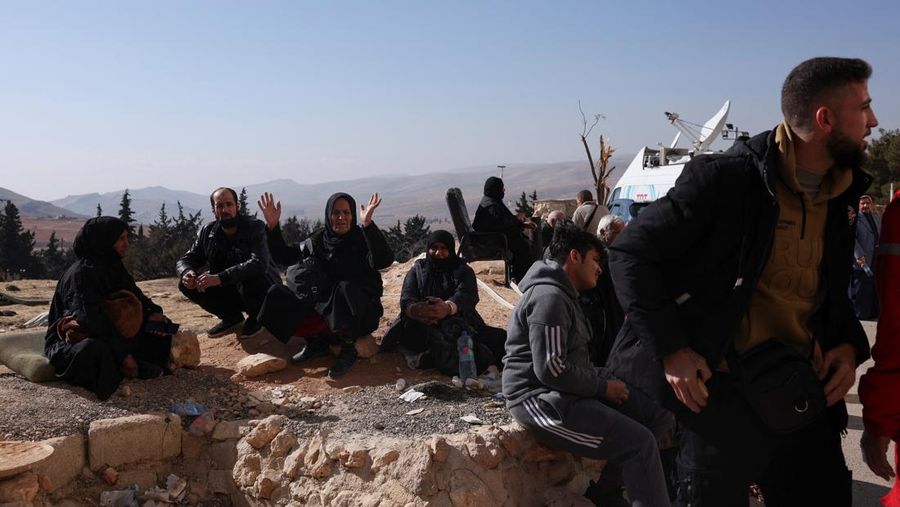 Orang-orang bereaksi saat tim penyelamat mencari anggota keluarga mereka yang ditahan di penjara Sednaya, yang dikenal sebagai rumah jagal di bawah kekuasaan Bashar al-Assad di Suriah, setelah al-Assad digulingkan, di Sednaya, Suriah, 17 Desember 2024. (REUTERS/Amr Alfiky)