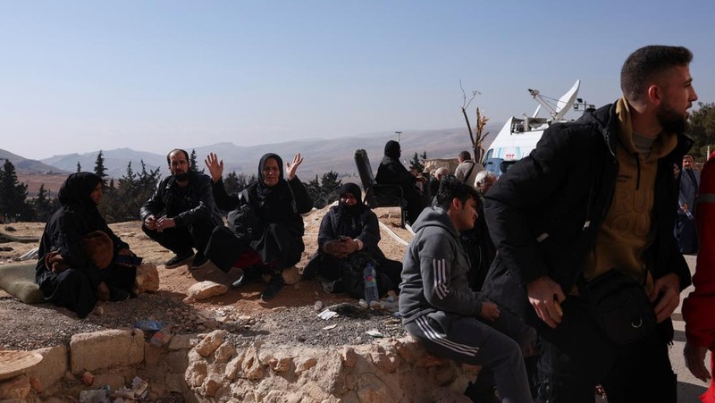 Orang-orang bereaksi saat tim penyelamat mencari anggota keluarga mereka yang ditahan di penjara Sednaya, yang dikenal sebagai rumah jagal di bawah kekuasaan Bashar al-Assad di Suriah, setelah al-Assad digulingkan, di Sednaya, Suriah, 17 Desember 2024. (REUTERS/Amr Alfiky)
