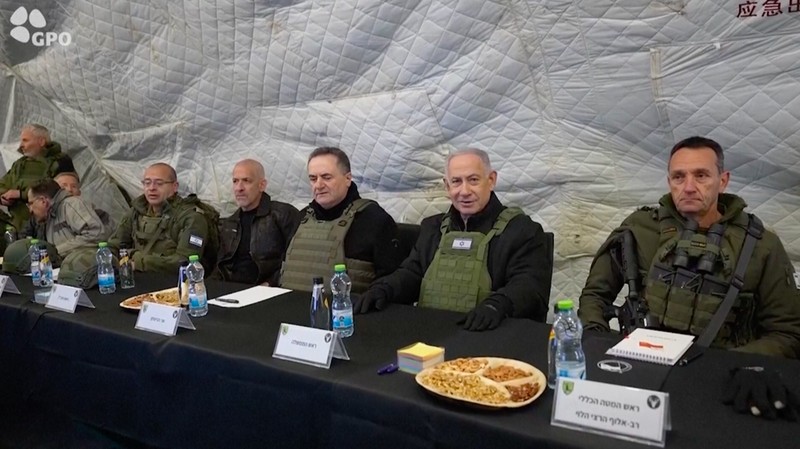 Perdana Menteri Benjamin Netanyahu menyatakan pada Selasa (17/12/2024) bahwa pasukan Israel akan tetap berada di zona penyangga perbatasan Suriah, terutama di puncak Gunung Hermon, 