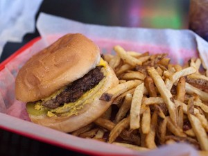 Restoran Ini Pakai Minyak yang Sama Masak Burger Selama 100 Tahun