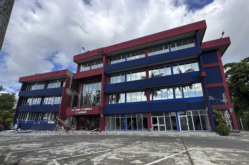 Orang-orang keluar dari rumah saat gempa dahsyat dengan magnitudo 7,3 melanda lepas pantai negara kepulauan Pasifik Vanuatu, Selasa (17/12/2024). Orang-orang keluar dari rumah saat gempa dahsyat dengan magnitudo 7,3 melanda lepas pantai negara kepulauan Pasifik Vanuatu, Selasa (17/12/2024). (Tangkapan Layar Video Reuters/VANUATU BROADCASTING AND TELEVISION CORPORATION)