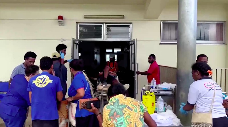 Orang-orang keluar dari rumah saat gempa dahsyat dengan magnitudo 7,3 melanda lepas pantai negara kepulauan Pasifik Vanuatu, Selasa (17/12/2024). (Tangkapan Layar Video Reuters/VANUATU BROADCASTING AND TELEVISION CORPORATION)