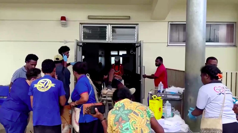Orang-orang keluar dari rumah saat gempa dahsyat dengan magnitudo 7,3 melanda lepas pantai negara kepulauan Pasifik Vanuatu, Selasa (17/12/2024). (Tangkapan Layar Video Reuters/VANUATU BROADCASTING AND TELEVISION CORPORATION)