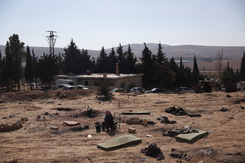 Orang-orang bereaksi saat tim penyelamat mencari anggota keluarga mereka yang ditahan di penjara Sednaya, yang dikenal sebagai rumah jagal di bawah kekuasaan Bashar al-Assad di Suriah, setelah al-Assad digulingkan, di Sednaya, Suriah, 17 Desember 2024. (REUTERS/Amr Alfiky)